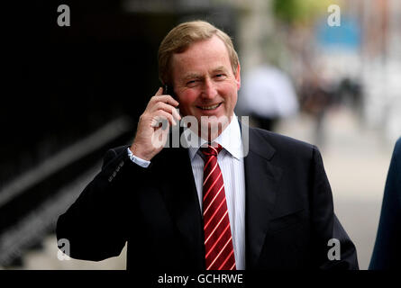 Fine Gael-Chef Enda Kenny macht sich vor einer entscheidenden Parlamentssitzung auf den Weg nach Leinster House, um über den Führungskampf zwischen ihm und Richard Bruton abzustimmen. Stockfoto