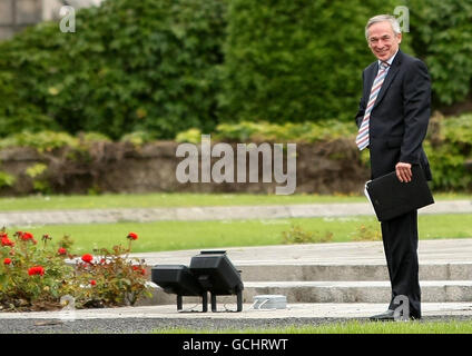 Richard Bruton, der Anführer der feinen Gael, macht sich auf den Weg zum Leinster House, bevor eine wichtige parlamentarische Parteiversammlung ansteht, um über den Führungskampf zwischen ihm und Enda abzustimmen. Stockfoto