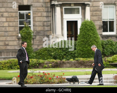 Fine Gael TD Richard Bruton (rechts) schüttelt sich die Hände mit Fine Gael TD Terence Flanagan, als er sich vor einem entscheidenden Parteitreffen im Leinster House aufmacht, um über den Führungskampf zwischen ihm und Enda Kenny abzustimmen. Stockfoto