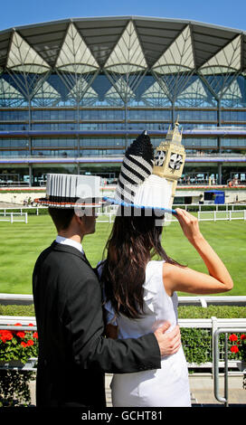 Anna Carradine-French und Jonathan James (links) tragen Hüte aus Lego-Steinen am Ladies Day während des Royal Ascot Meetings auf der Ascot Racecourse, Berkshire. Stockfoto