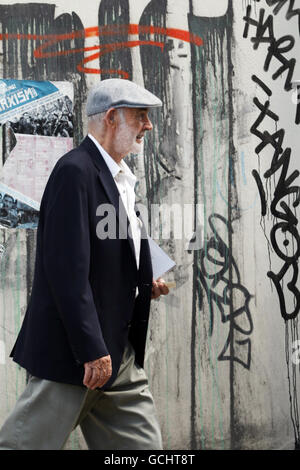 Sir Sean Connery kehrt auf die Straße zurück, wo er vor 80 Jahren in Fountainbridge, Edinburgh, geboren wurde, um mit Organisationen zu treffen, die an der Erneuerung der IT beteiligt waren. Stockfoto