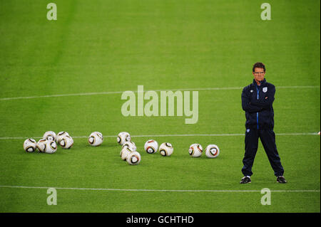 England-Manager Fabio Capello schaut während des Trainings im Green Point Stadium, Kapstadt, Südafrika, zu. Stockfoto