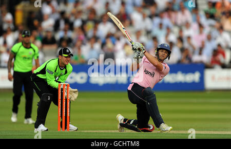 Cricket - Friends Provident Twenty20 - Middlesex / Surrey - Lord's. Adam Gilchrist von Middlesex holt sich einen Fang von Chris Schofield von Surrey an der Grenze zum Bowling von Gareth Batty. Stockfoto