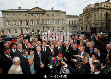 Die Fine Gael-Führerin Enda Kenny (Mitte) spricht vor dem Leinster House zu den Medien, nachdem sie bei einem entscheidenden parlamentarischen Parteitreffen für die Führung der Partei die Wahl gewonnen hat. Stockfoto