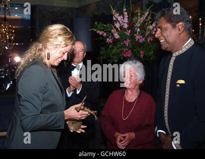 Die belgische Tennismeisterin Kim Clijsters mit der Witwe von Jean Borotra, nachdem sie dem Belgier die Nachbildung der Internationalen Tennisclubs Jean Borotra Trophy, den Vorsitzenden des ITC Barry Weatherill, 2. Links, und den stellvertretenden Vorsitzenden des VJ Amritraj von ITC India, rechts, in Central London überreichte Stockfoto