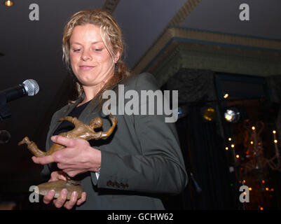 Der belgische Tennisspieler Kim Clijsters blickt auf die Nachbildung Der Internationalen Tennisclubs Jean Borotra Trophy während ihr Dankesrede, nachdem sie in Central vorgestellt wurde London Stockfoto