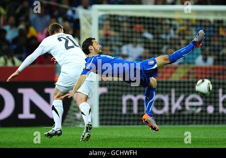 Der Italiener Gianluca Zambrotta (rechts) und der neuseeländische Kampf Chris Wood Für den Ball Stockfoto