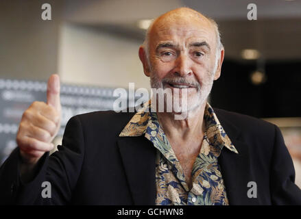 Sir Sean Connery vor der Vorführung seines alten Klassikers aus dem Jahr 1975, „The man Who Want Be King“, der im Rahmen des Edinburgh International Film Festival im Theater in Edinburgh gezeigt wurde. Stockfoto