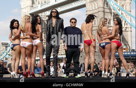 Stars des Films Russell Brand (Mitte links) und Jonah Hill bei einem Fotocall für Get Him to the Greek, by Tower Bridge, London. Stockfoto