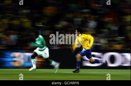 Fußball - FIFA Fußball-Weltmeisterschaft Südafrika 2010 - Gruppe G - Brasilien / Elfenbeinküste - Soccer City Stadium. Brasiliens Kaka im Kampf gegen die Elfenbeinküste Stockfoto