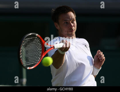 Tennis - Wimbledon Championships 2010 - Tag zwei - All England Lawn Tennis und Croquet Club. Der Schwede Robin Söderling im Kampf gegen den US-amerikanischen Bobby Ginepri Stockfoto