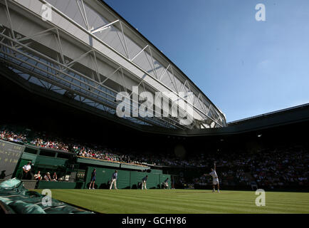 Tennis - Wimbledon Championships 2010 - Tag zwei - All England Lawn Tennis und Croquet Club. Ein Blick auf den schwedischen Robin Söderling im Kampf gegen den US-amerikanischen Bobby Ginepri Stockfoto