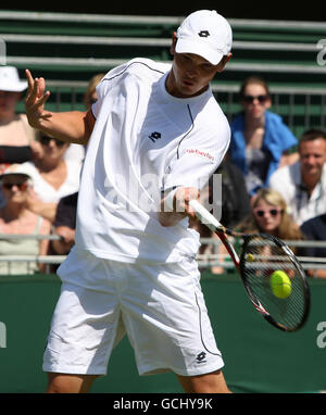 Am zweiten Tag der Wimbledon Championships 2010 im All England Lawn Tennis Club, Wimbledon, setzt sich der britische Jamie Baker gegen den deutschen Andreas Beck durch. Stockfoto