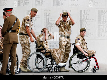 Soldaten der Coldstream Guards verlassen einen Gedenkgottesdienst in der Guards' Chapel, Wellington Barracks, bevor die heutige Parade zu Hause stattfindet. Stockfoto