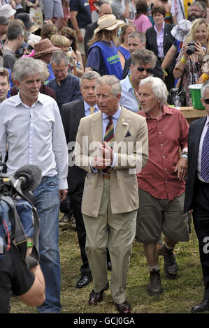 Der Prinz von Wales mit Greenpeace-Geschäftsführer John Sauven (links) im Greenpeace Field während seines Besuchs beim Glastonbury Festival 2010 anlässlich des 40. Jahrestages der Veranstaltung auf der Worthy Farm, Pilton in Somerset. Stockfoto