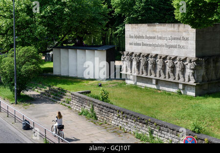 Kriegerdenkmal am Dammtordamm, erbaut 1936, von Richard Kuöhl und abtrünnigen Denkmal gebaut 2015 von Volker Lang, Hamburg, Deutschland Stockfoto