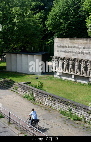 Kriegerdenkmal am Dammtordamm, erbaut 1936, von Richard Kuöhl und abtrünnigen Denkmal gebaut 2015 von Volker Lang, Hamburg, Deutschland Stockfoto