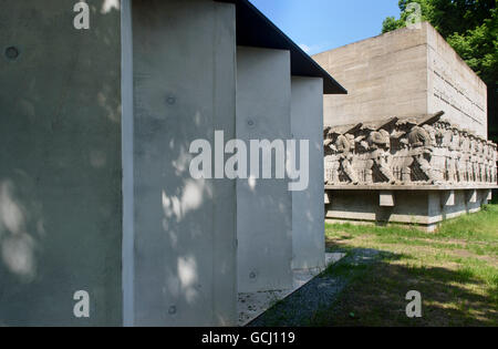 Kriegerdenkmal am Dammtordamm, erbaut 1936, von Richard Kuöhl und abtrünnigen Denkmal gebaut 2015 von Volker Lang, Hamburg, Deutschland Stockfoto