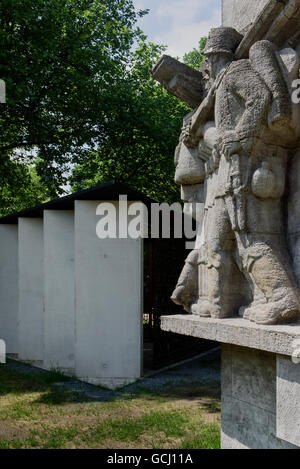 Kriegerdenkmal am Dammtordamm, erbaut 1936, von Richard Kuöhl und abtrünnigen Denkmal gebaut 2015 von Volker Lang, Hamburg, Deutschland Stockfoto