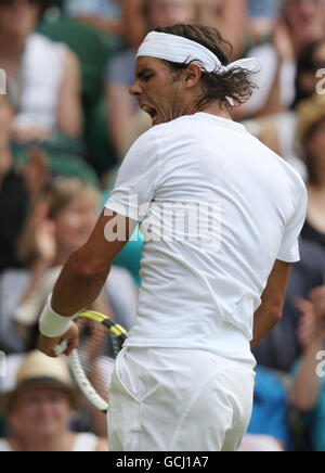 Der Spanier Rafael Nadal feiert am 6. Tag der Wimbledon Championships 2010 im All England Lawn Tennis Club Wimbledon gegen den Deutschen Philipp Petzschner. Stockfoto