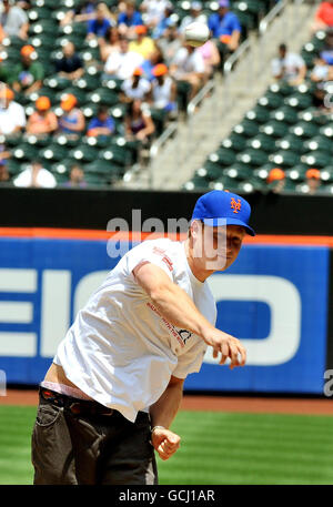 Prinz Harry wirft einen Baseball im New York Mets Stadion, vor dem heutigen Abend Spiel zwischen den Minnesota Twins und den New York Mets. Stockfoto