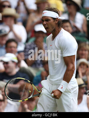 Der Spanier Rafael Nadal feiert am 6. Tag der Wimbledon Championships 2010 im All England Lawn Tennis Club Wimbledon gegen den Deutschen Philipp Petzschner. Stockfoto