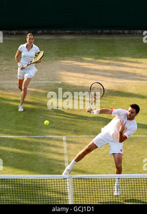 Sarah Borwell (links) und Colin Fleming (rechts) in Großbritannien Klage gegen Christopher Kas und Vania King in den USA Stockfoto