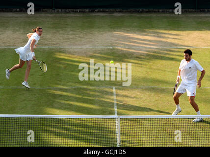 Tennis - Wimbledon Championships 2010 - Tag sechs - All England Lawn Tennis und Croquet Club. Die britische Sarah Borwell (links) und Colin Fleming (rechts) im Kampf gegen den deutschen Christopher Kas und den amerikanischen Vania King Stockfoto