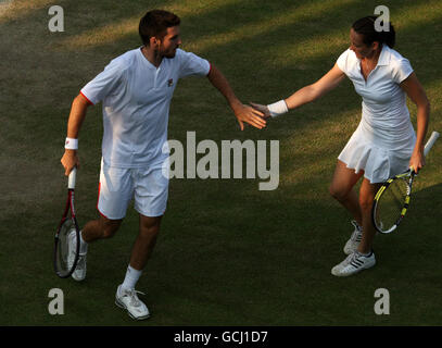 Die Briten Colin Fleming (links) und Sarah Borwell (rechts) geben sich während ihres Spiels gegen den deutschen Christopher Kas und die USA Vania King die Hände Stockfoto