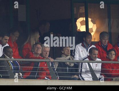 Der ehemalige US-Präsident Bill Clinton (Mitte links) mit dem altgedienten britischen Rockstar Mick Jagger (Mitte rechts) in den Tribünen. Stockfoto