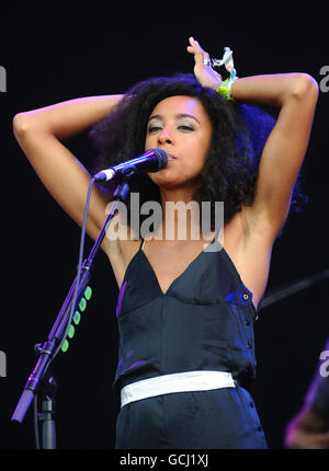 Hard Rock Calling 2010 - London. Corinne Bailey Rae ist auf der Bühne des Hard Rock Calling Festivals im Hyde Park, London, zu sehen. Stockfoto