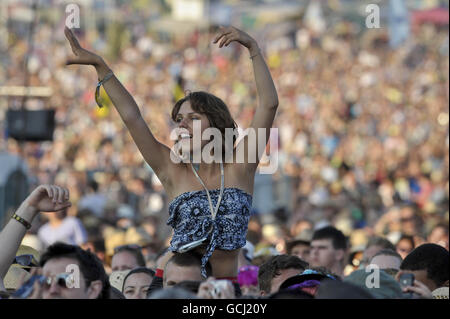 Ein Nachtschwärmer in der Menge, der Shakira gestern auf der Pyramid-Bühne zusieht, tanzt auf jemandes Schultern am zweiten Tag der Musik beim Glastonbury-Festival in Worthy Farm, Somerset. Stockfoto