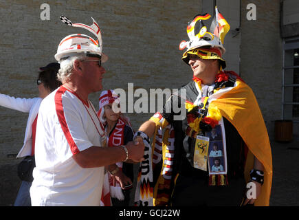 Englische und deutsche Fans treffen sich, während die Fans in Bloemfontein vor dem ersten Knock-out-Spiel Englands bei der Weltmeisterschaft 2010 in Südafrika ankommen. Stockfoto