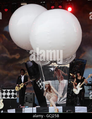 Paloma Faith tritt auf der Pyramid Stage während des Glastonbury Festivals in Somerset auf. Stockfoto