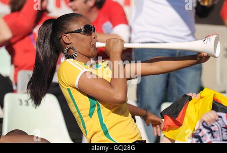 Fußball - FIFA Fußball-Weltmeisterschaft Südafrika 2010 - Runde 16 - Deutschland gegen England - Free State Stadium. Ein Fan bläst eine Vuvuzela in die Tribüne Stockfoto