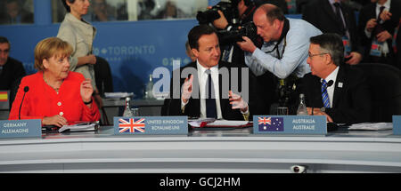 Der britische Premierminister David Cameron (Mitte) mit der deutschen Bundeskanzlerin Angela Merkel (links) und dem stellvertretenden australischen Premierminister Wayne Swan während der Eröffnungssitzung des G20-Gipfels im Toronto Conference Centre in Toronto, Ontario, Kanada. Die Staats- und Regierungschefs der Welt kommen zu dreitägigen Gesprächen zusammen, um sich mit den Folgen der globalen Finanzkrise zu befassen. Stockfoto