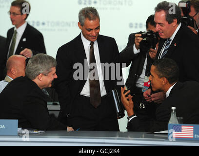 US-Präsident Barack Obama (rechts) und der kanadische Premierminister Stephen Harper unterhalten sich mit dem Stabschef des Weißen Hauses, Rahm Emmanuel (Mitte), während des G20-Gipfels in Toronto, Ontario, Kanada. Die Staats- und Regierungschefs der Welt kommen zu dreitägigen Gesprächen zusammen, um sich mit den Folgen der globalen Finanzkrise zu befassen. Stockfoto