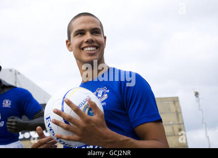 Fußball - Barclays Premier League - Einführung Des Neuen Heimkits Von Everton - Liverpool. Evertons Jack Rodwell während der Einführung des neuen Kits Stockfoto