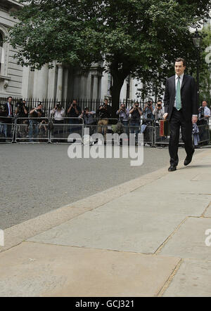 George Osborne, der britische Schatzkanzler, hält die Gladstone-Versandkiste mit dem Notfall-Budget 2010 außerhalb der Downing Street 11 in London, Großbritannien Stockfoto