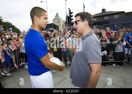 Jack Rodwell von Everton wird während der Einführung des interviewt Neues Kit Stockfoto