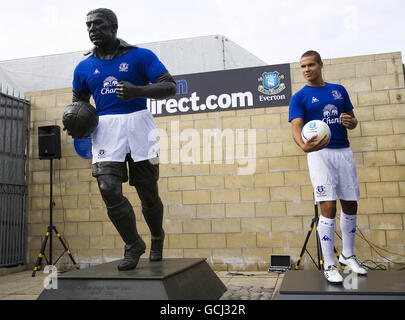 Everton's Jack Rodwell während der Einführung des neuen Kits Stellen Sie sich neben die Statue von William Ralph 'Dixie' Dean Auch in der neuen Kit verkleidet Stockfoto