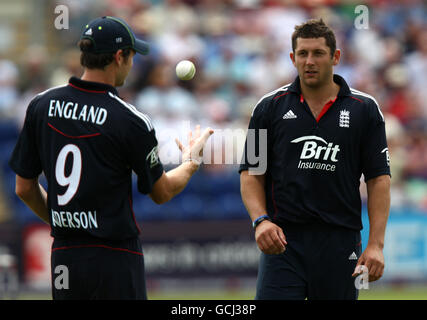 Cricket - NatWest Series - Second One Day International - England gegen Australien - SWALEC Stadium. Tim Bresnan (rechts), England Stockfoto