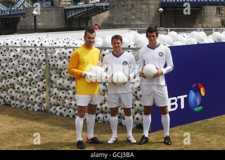 (Von links) die Premiership-Fußballer Shay Given, Michael Owen und Gareth Bale in Potters Field, London, geben die Einführung von Sky Sports 1 und Sky Sports 2 im digitalen TV-Dienst BT Vision bekannt, indem sie bei der Schaffung des größten Ballpools der Welt mit über 15,000 Fußbällen mithelfen. Stockfoto