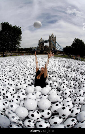 Jenna Brook aus London spielt im größten Ballpool der Welt mit über 15,000 Fußbällen in London beim Start von Sky Sports 1 und Sky Sports 2 auf dem digitalen TV-Dienst BT Vision. Stockfoto