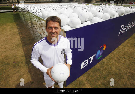 Michael Owen unterstützt BT Vision bei der Schaffung des weltweit größten Ballpools in Potters Fields, London, mit über 15,000 Fußbällen, um die Einführung von Sky Sports 1 und Sky Sports 2 zu feiern. Stockfoto