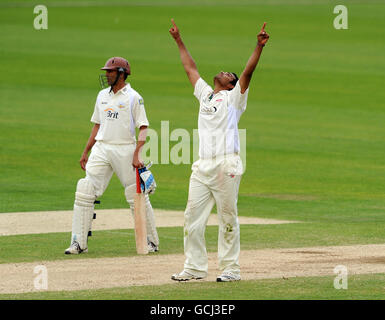 Cricket - Liverpool Victoria County Championship - Division Two - Tag drei - Surrey V Leicestershire - The Brit Oval. Jigar Naik von Leicestershire feiert das Wicken von Jade Dernbach in Surrey Stockfoto