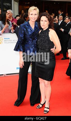 Jane Lynch und Frau Dr. Lara Embry kommen für die BAFTA Fernsehpreise im Londoner Palladium an. Stockfoto