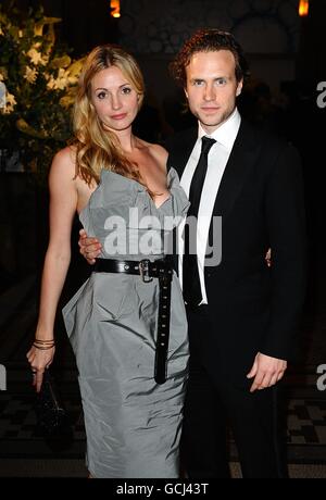 Rafe Spall und Elize du Toit kommen zur Philips British Academy Film Awards Aftershow Party im Natural History Museum, London. Stockfoto