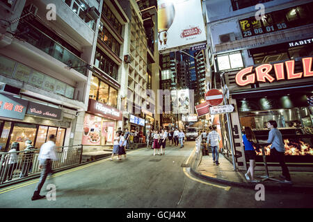 Menschen gehen zu Lan Kwai Fong nach der Arbeit Stockfoto