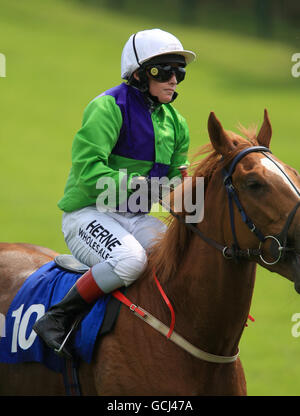 Pferderennen - Nottingham Racecourse. Außerordentlich gut geritten von Catherine Gannon, die für den toteplacepot Handicap auf der Rennbahn von Nottingham posten wird Stockfoto